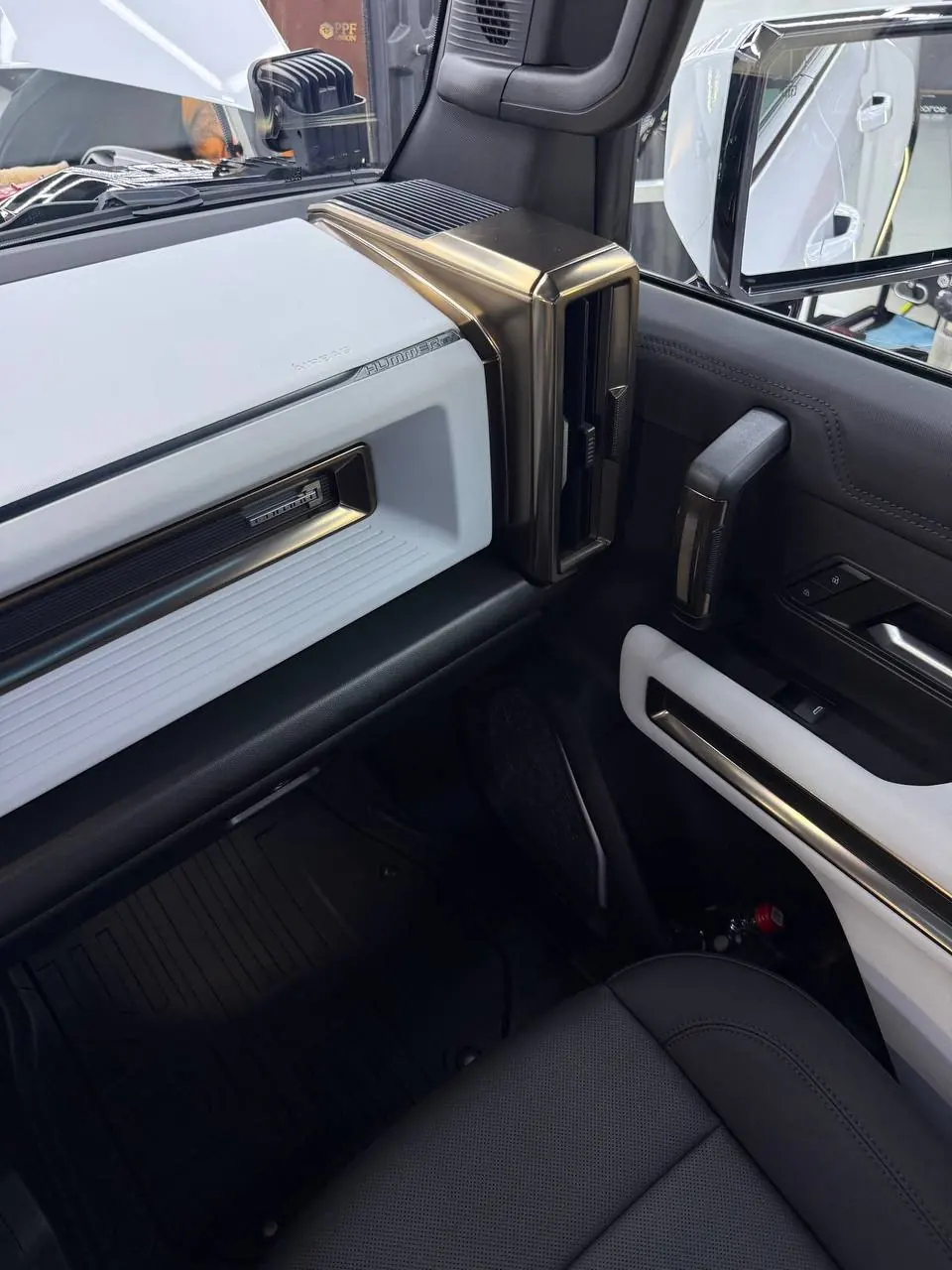 Полная защита GMC Hummer EV: оклейка кузова, черного глянца, лобового и панорамы